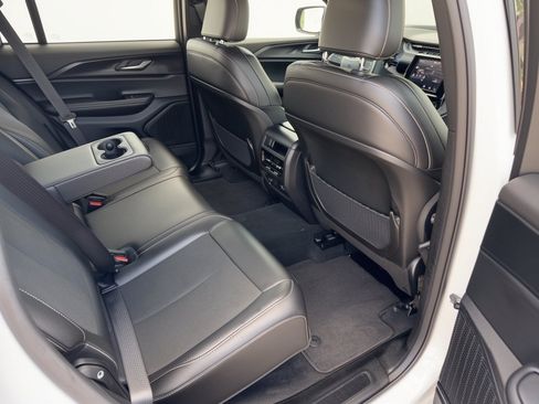 Used 2025 Jeep Grand Cherokee Altitude AWD/4WD image 29