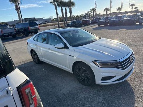 Used 2019 Volkswagen Jetta SEL Premium image 2