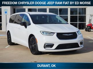 Used 2024 Chrysler Pacifica Touring-L video 2