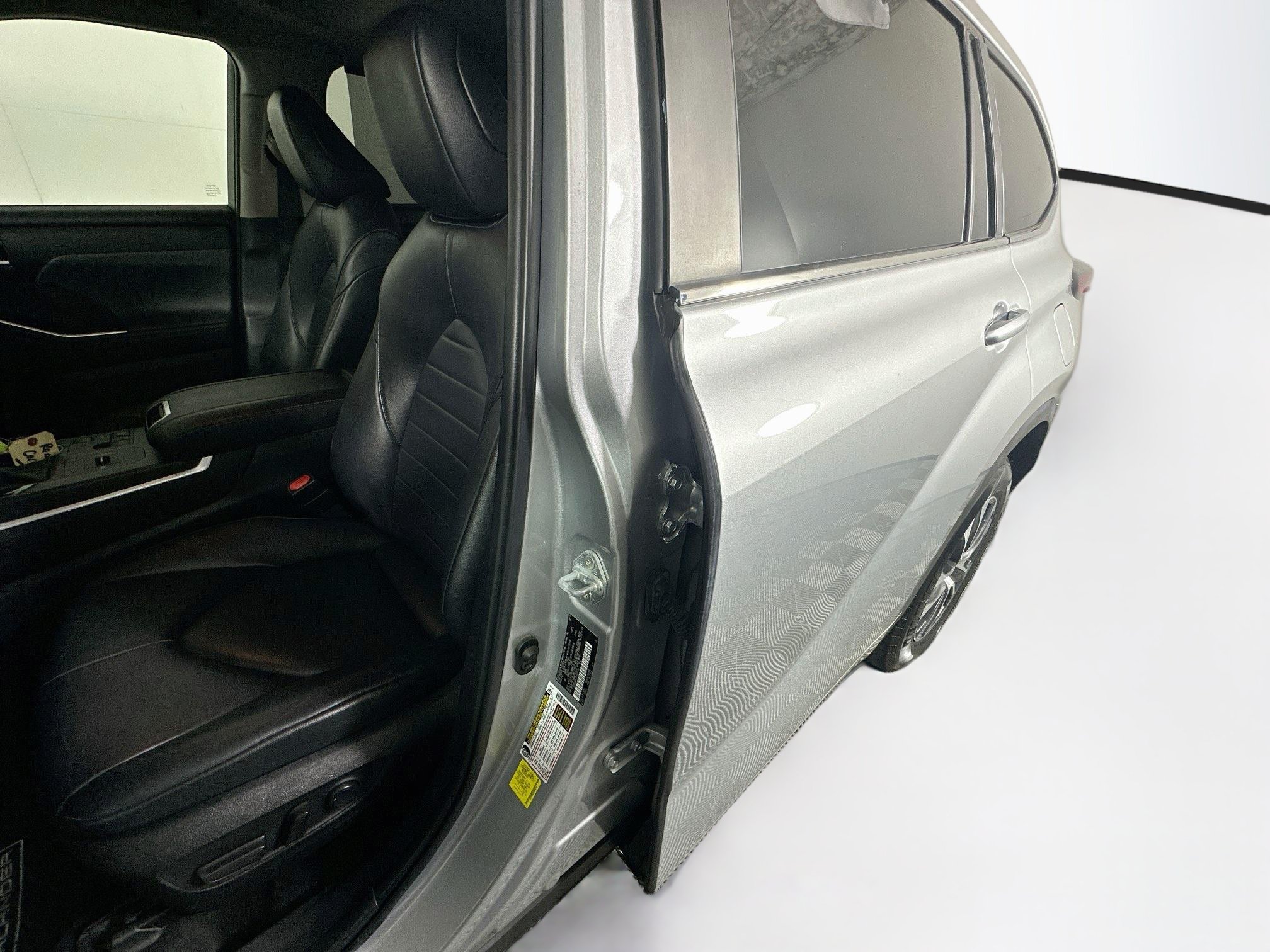 Used 2023 Toyota Highlander XLE FWD image 12