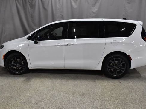 New 2026 Chrysler Pacifica Select image 6