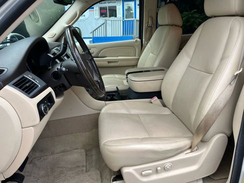 Used 2007 Cadillac Escalade AWD w/ Climate Package image 12