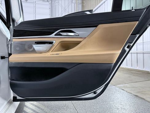 Used 2022 BMW 750i xDrive w/ Executive Package image 28