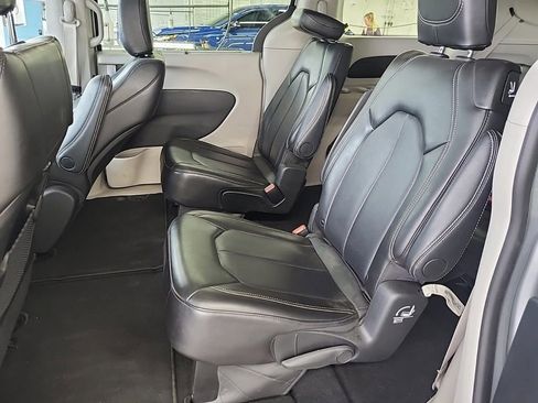 Used 2024 Chrysler Pacifica Touring-L FWD image 9
