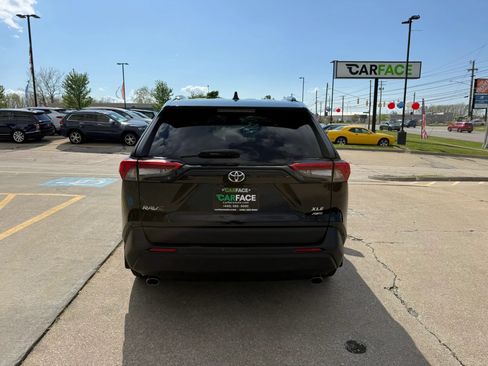 Used 2021 Toyota RAV4 XLE AWD/4WD image 10