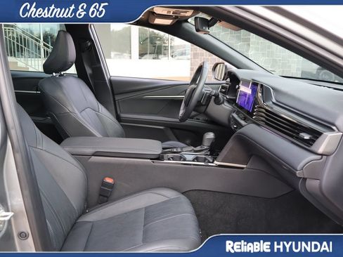 Used 2025 Toyota Camry XSE FWD image 9