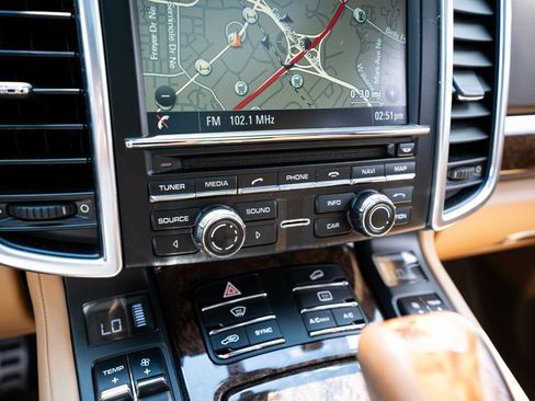 Used 2015 Porsche Cayenne Turbo AWD/4WD image 40