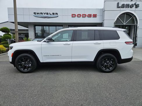 Used 2023 Jeep Grand Cherokee L Limited w/ Luxury Tech Group II AWD/4WD image 2