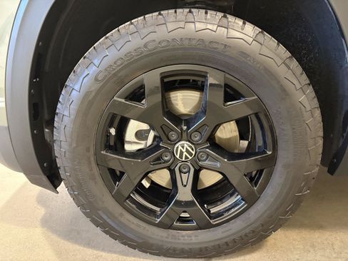 Used 2025 Volkswagen Atlas Peak Edition SE AWD/4WD image 55