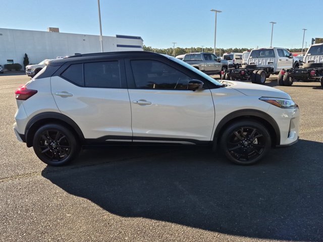 Used 2023 Nissan Kicks SR w/ SR Premium Package FWD image 3
