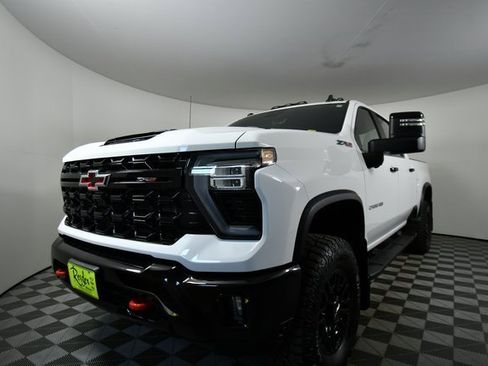 Used 2024 Chevrolet Silverado 2500 ZR2 w/ Technology Package image 6