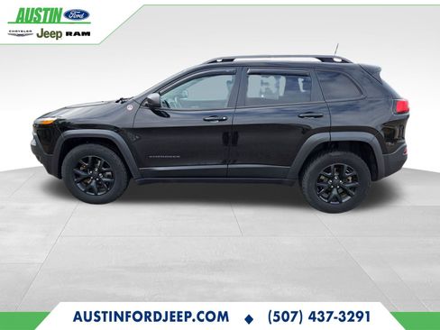 Used 2017 Jeep Cherokee Trailhawk image 2