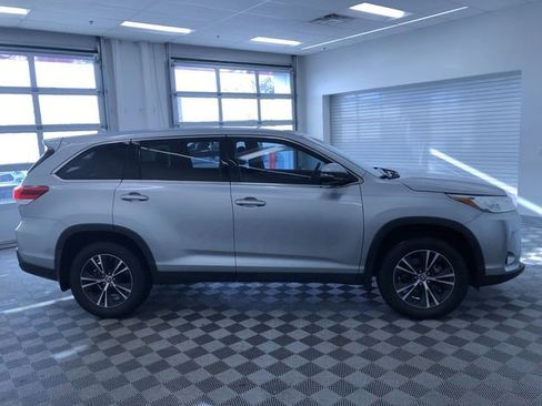 Used 2019 Toyota Highlander Plus w/ Phone Cable & Charge Package image 38