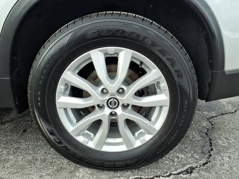 Used 2020 Nissan Rogue SV image 16