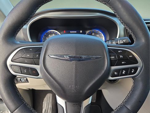 Used 2024 Chrysler Pacifica Touring-L image 24