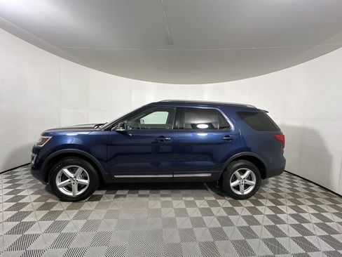 Used 2017 Ford Explorer XLT image 4