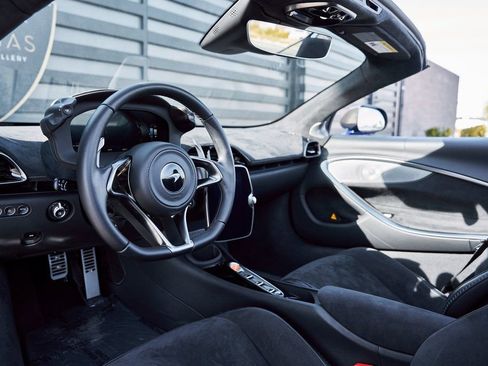 Used 2025 McLaren Artura Spider RWD image 2
