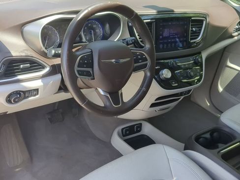 Used 2017 Chrysler Pacifica Touring-L w/ Tire & Wheel Group FWD image 10