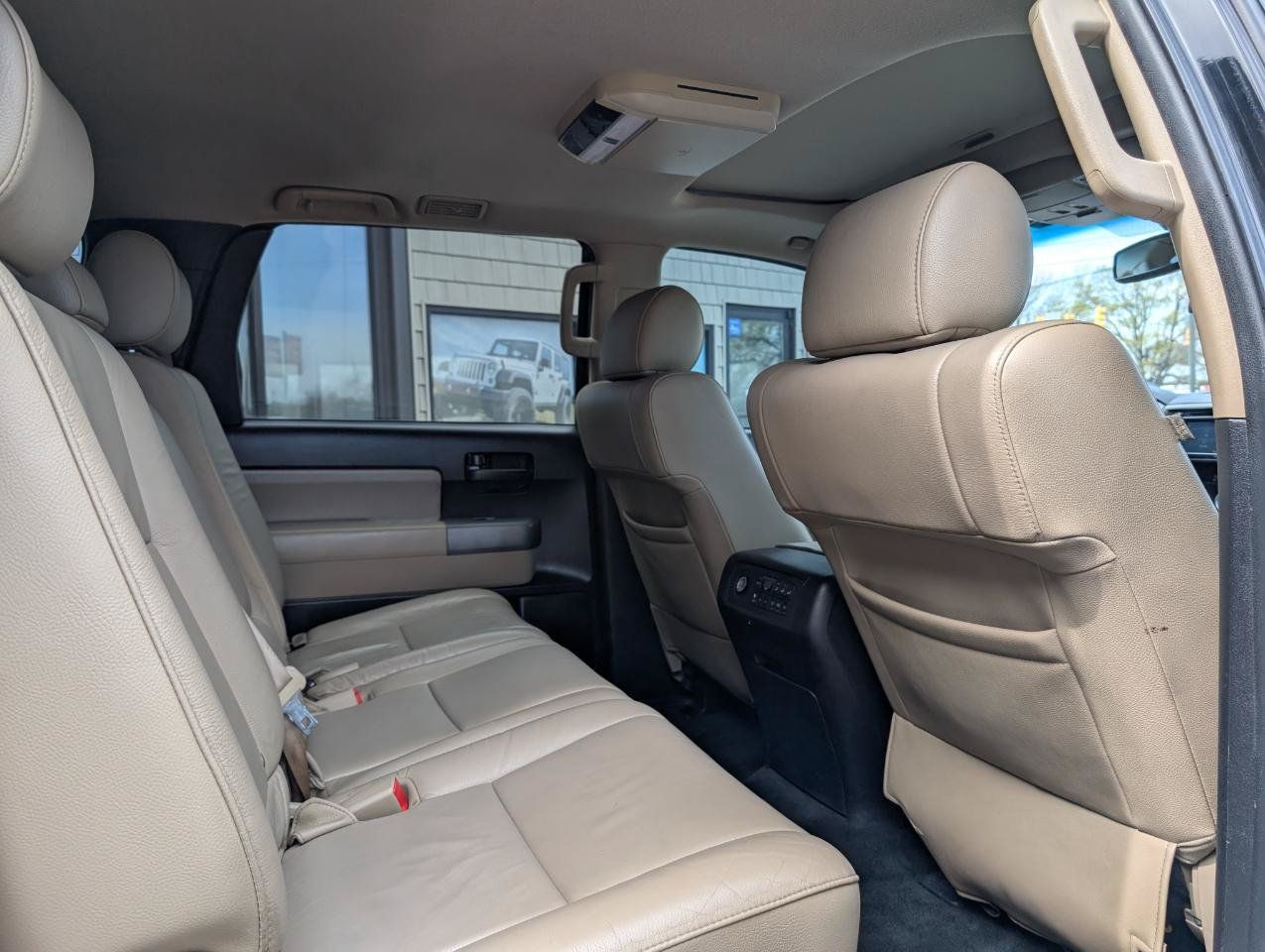 Used 2016 Toyota Sequoia SR5 RWD image 17