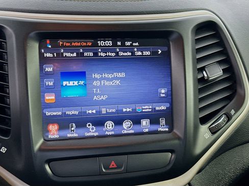 Used 2016 Jeep Cherokee Latitude w/ Comfort & Sound Group FWD image 14