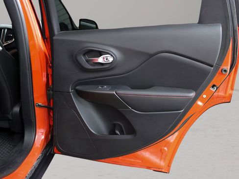 Used 2021 Jeep Cherokee Trailhawk image 18