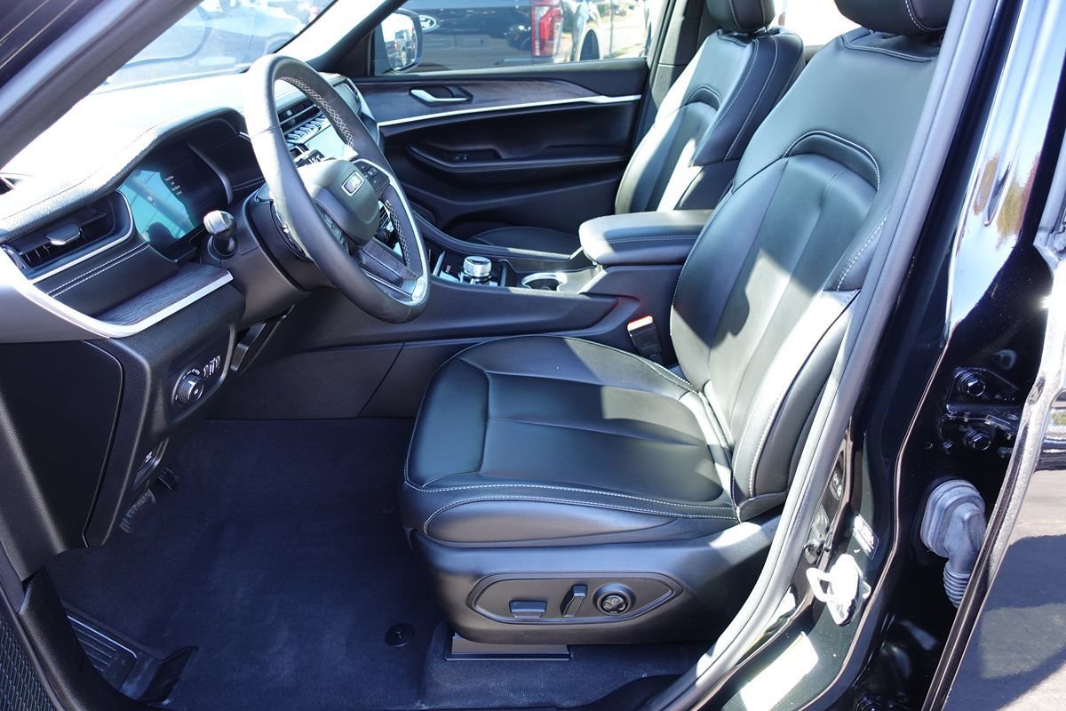 Used 2024 Jeep Grand Cherokee Limited w/ Black Appearance Package AWD/4WD image 19