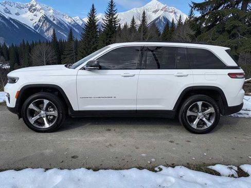 Used 2025 Jeep Grand Cherokee Limited w/ Luxury Tech Group II image 3