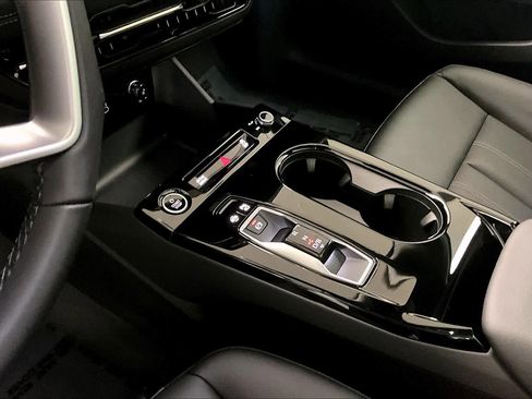 Used 2025 Audi A6 e-tron Premium Plus w/ Premium Plus image 16