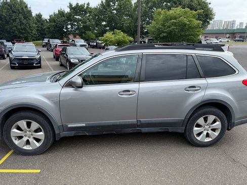Used 2011 Subaru Outback 2.5i Limited AWD/4WD image 3