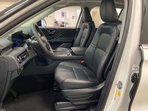 New 2025 Lincoln Aviator AWD image 16