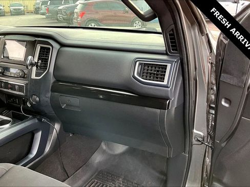 Used 2018 Nissan Titan SV w/ SV Convenience Package image 25