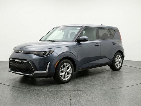 Used 2025 Kia Soul LX w/ LX Technology Package FWD image 3