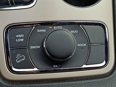 Used 2017 Jeep Grand Cherokee Limited image 27