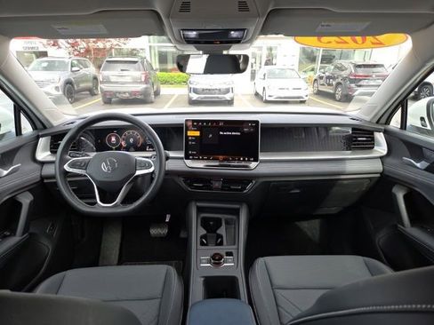 Used 2025 Volkswagen Tiguan SE AWD/4WD image 19