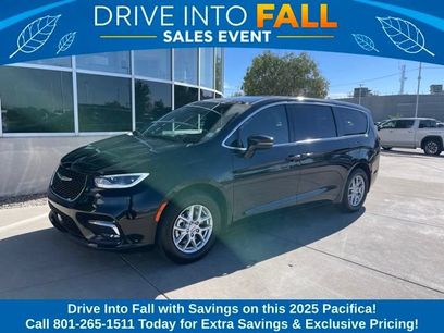 Used 2025 Chrysler Pacifica Select
