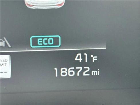 Used 2024 Kia Niro LX image 8