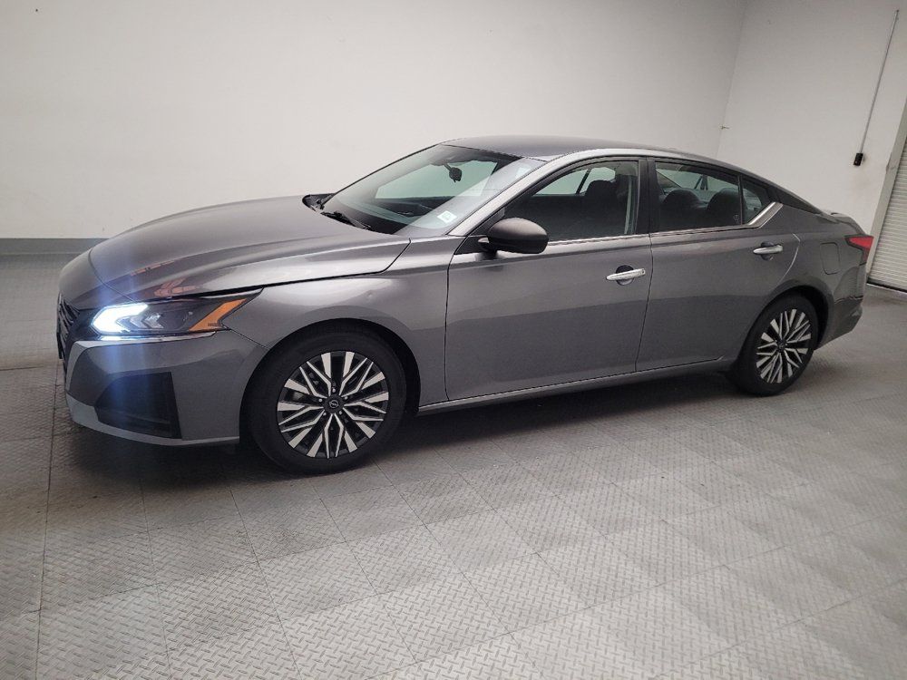 Used 2024 Nissan Altima 2.5 SV FWD image 2