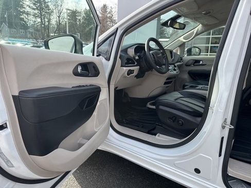 Used 2023 Chrysler Pacifica Touring-L w/ Road Tripper Package image 18