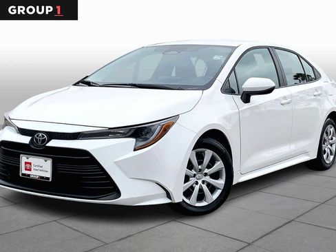 Used 2025 Toyota Corolla LE image 1