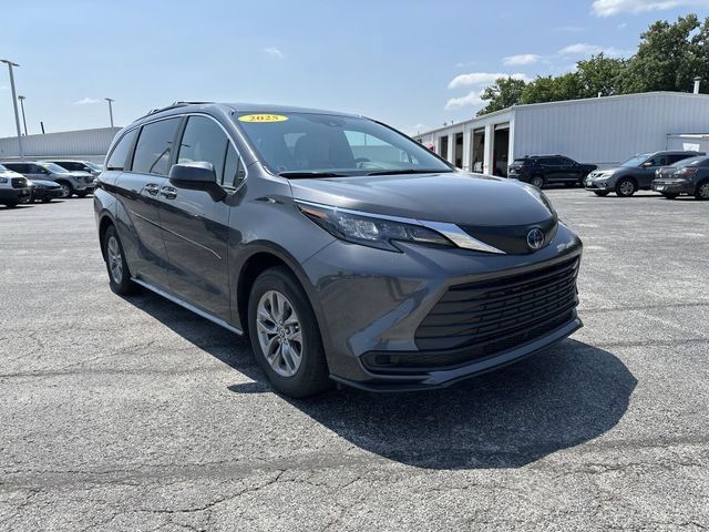 Used 2025 Toyota Sienna LE AWD/4WD image 11