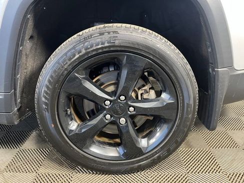 Used 2023 Jeep Grand Cherokee L Laredo image 10