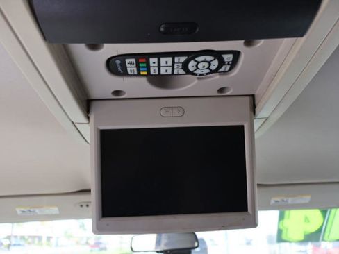 Used 2014 Chrysler Town & Country Touring FWD image 20