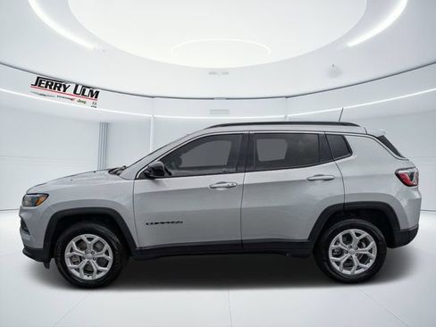 Used 2024 Jeep Compass Latitude AWD/4WD image 6