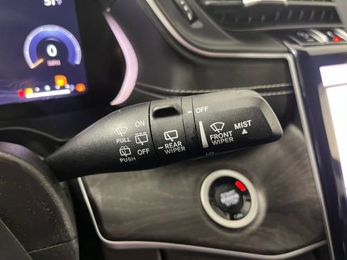 Used 2023 Jeep Grand Cherokee Limited w/ Luxury Tech Group II image 24