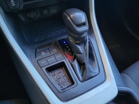 Used 2021 Toyota RAV4 LE image 12