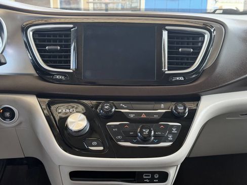 Used 2017 Chrysler Pacifica Touring-L Plus FWD image 22