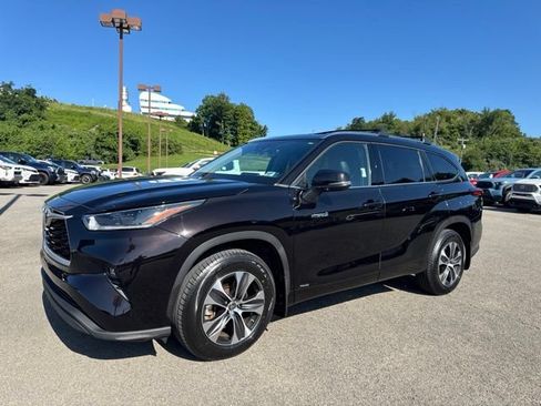 Used 2021 Toyota Highlander XLE AWD/4WD image 1