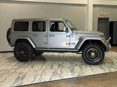 Used 2019 Jeep Wrangler Unlimited Sahara AWD/4WD image 5