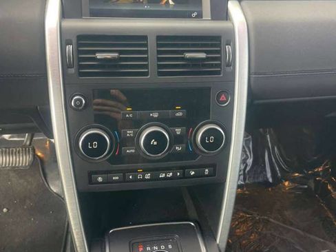 Used 2019 Land Rover Discovery Sport SE image 10