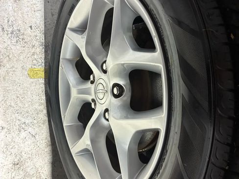 Used 2017 Chrysler Pacifica Touring-L w/ Tire & Wheel Group image 29